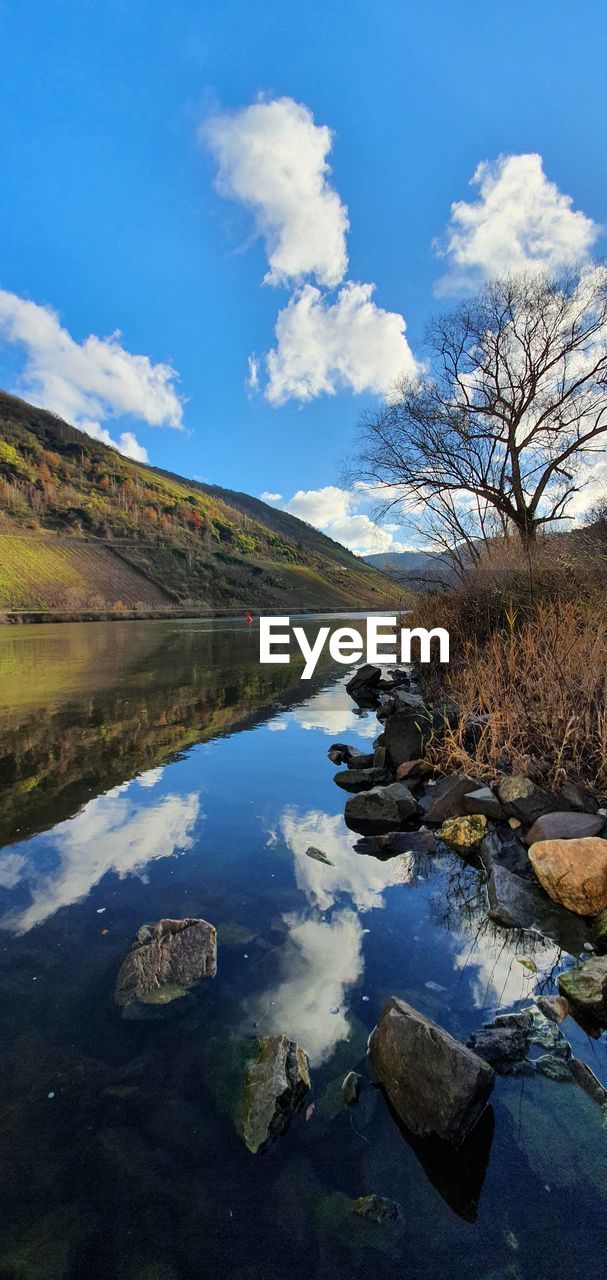 SCENIC VIEW OF LAKE BY MOUNTAINS AGAINST SKY