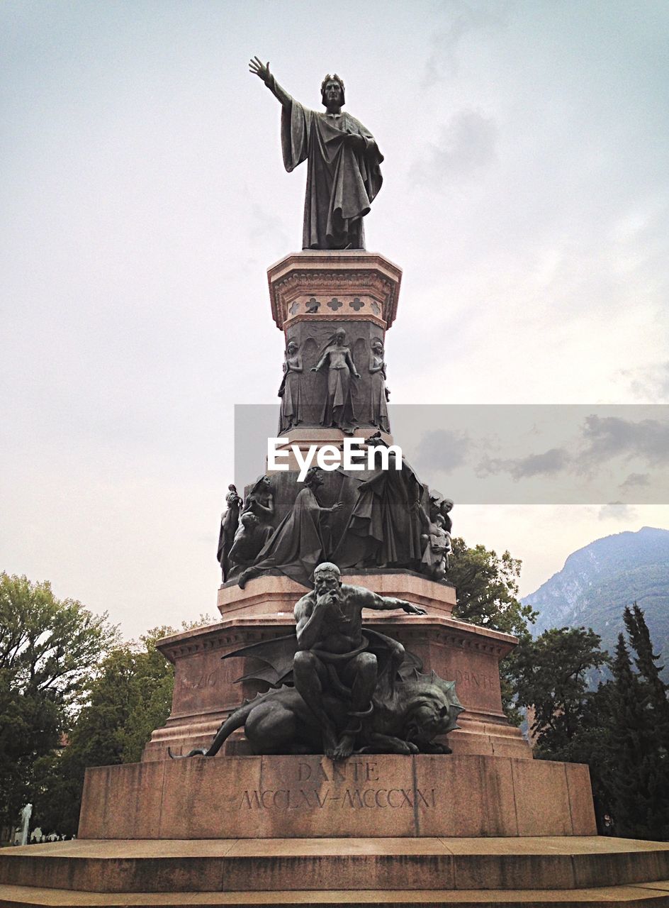 LOW ANGLE VIEW OF STATUE IN FRONT OF BUILDING AGAINST SKY