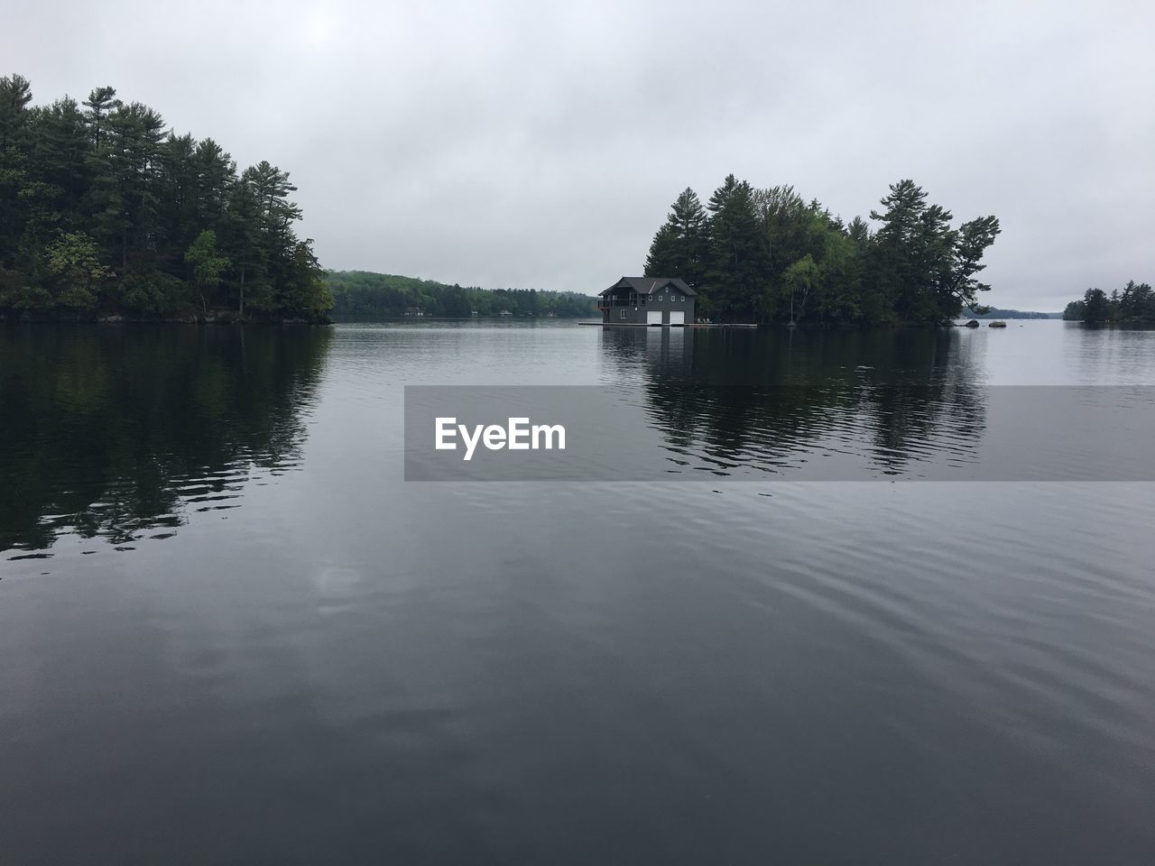 IDYLLIC VIEW OF LAKE AGAINST SKY