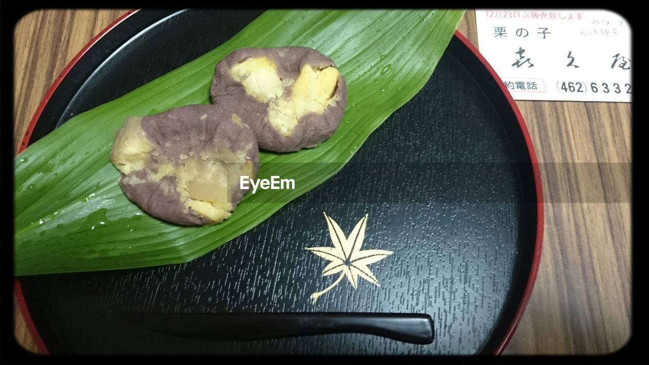 HIGH ANGLE VIEW OF FOOD ON TABLE