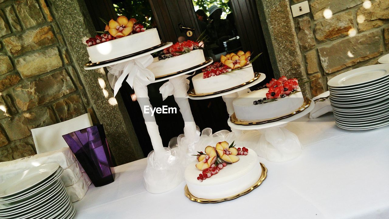 CLOSE-UP OF FOOD ON TABLE