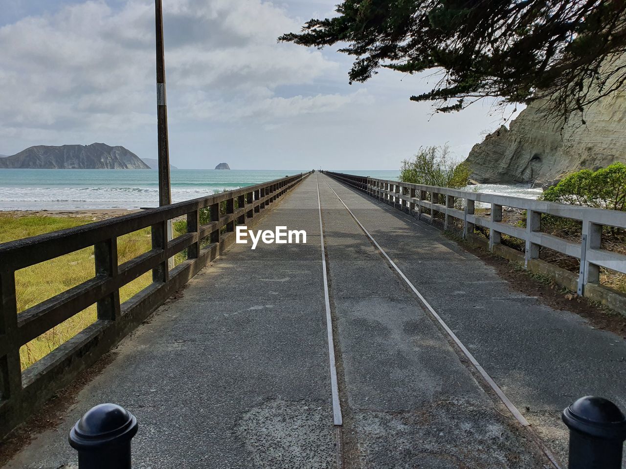 VIEW OF SEA AGAINST SKY