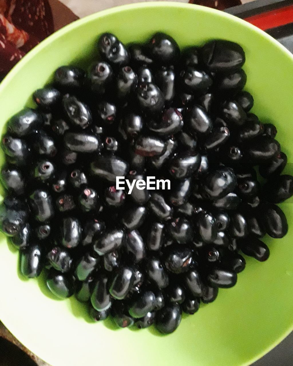HIGH ANGLE VIEW OF BLACK FRUIT IN BOWL