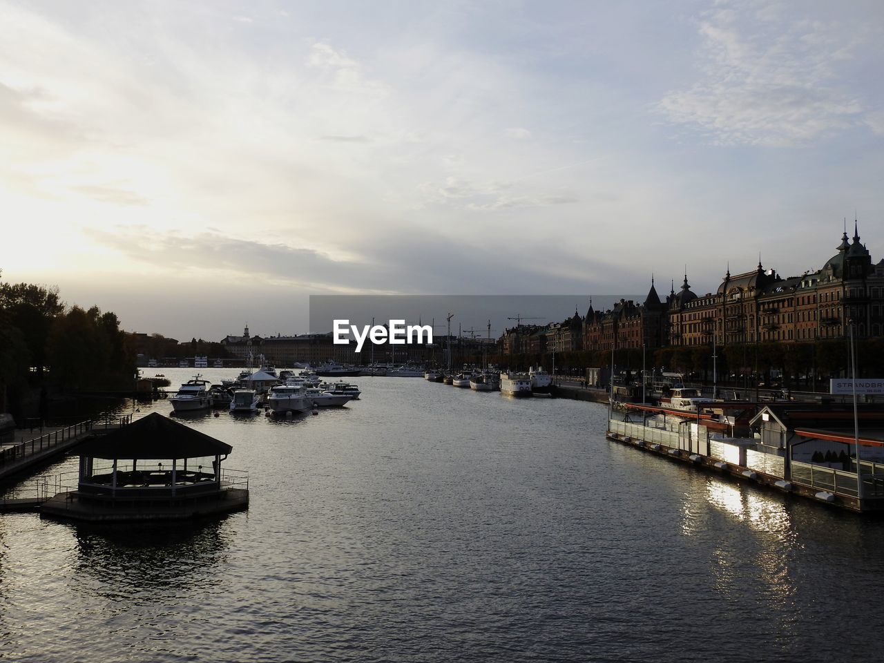 SCENIC VIEW OF RIVER BY BUILDINGS AGAINST SKY