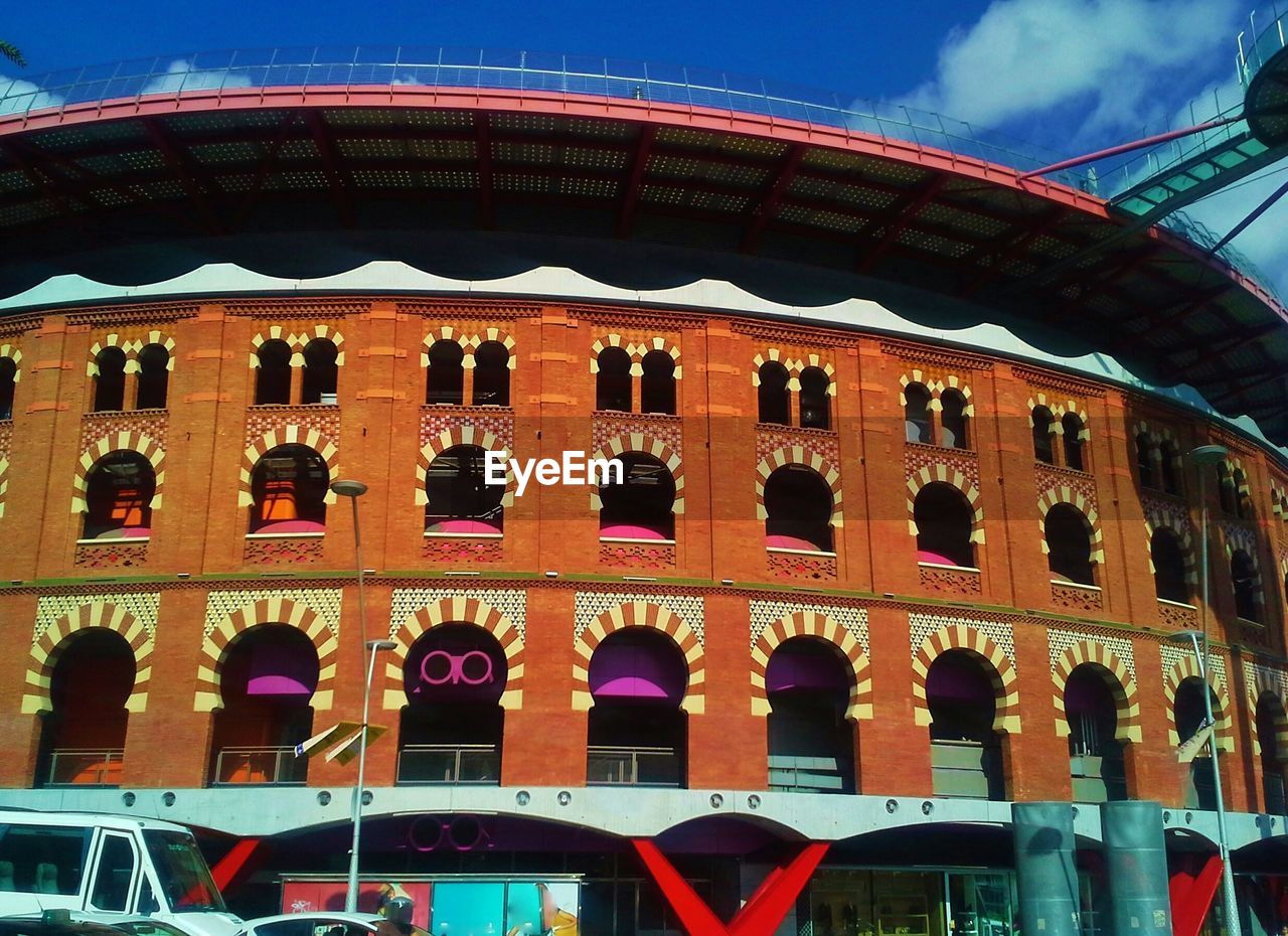 LOW ANGLE VIEW OF BUILT STRUCTURE AGAINST SKY