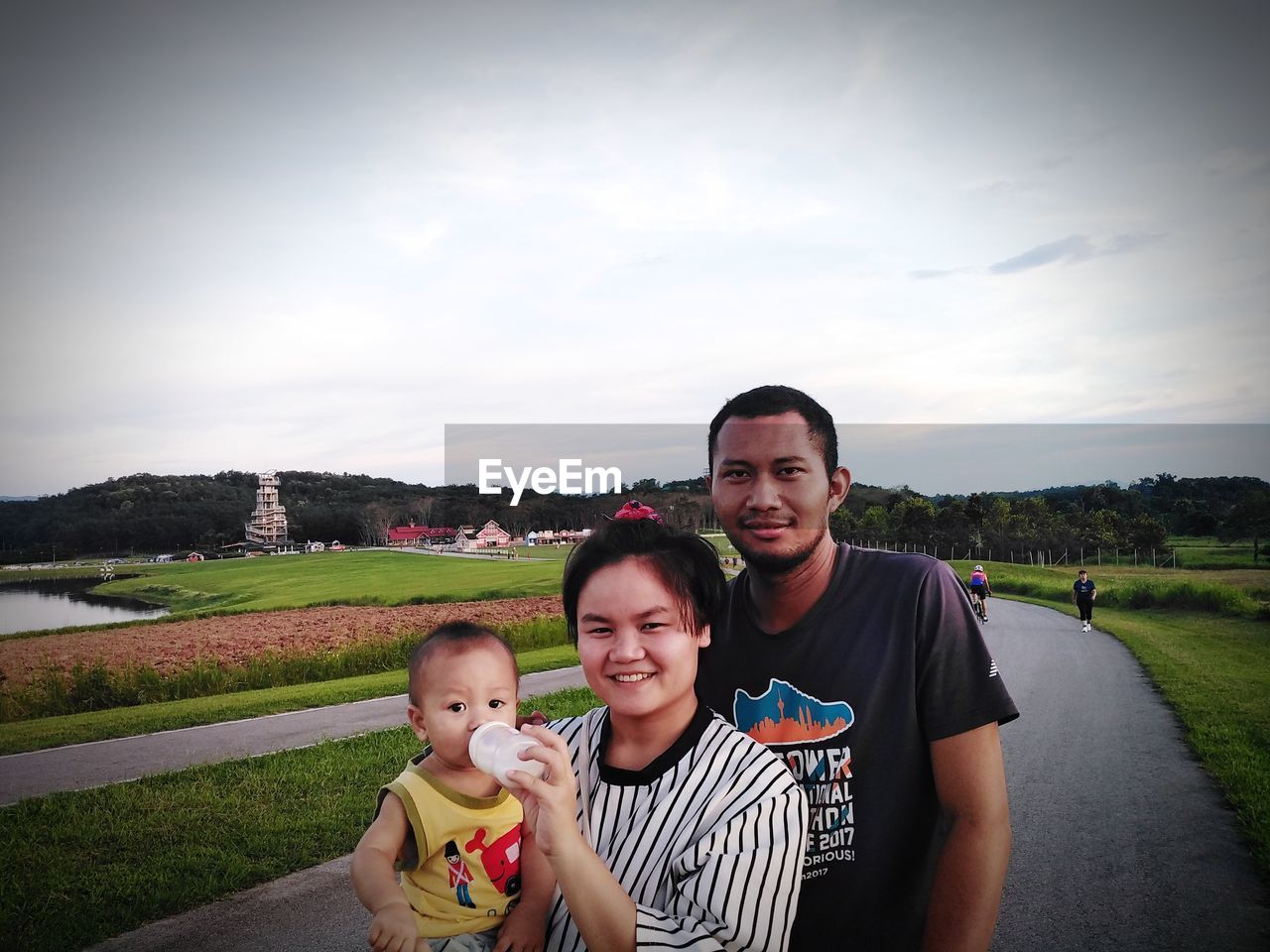 PORTRAIT OF HAPPY FRIENDS AGAINST SKY