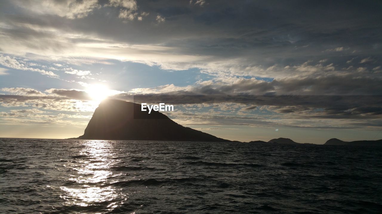 SCENIC VIEW OF SEA AND MOUNTAINS AGAINST SKY