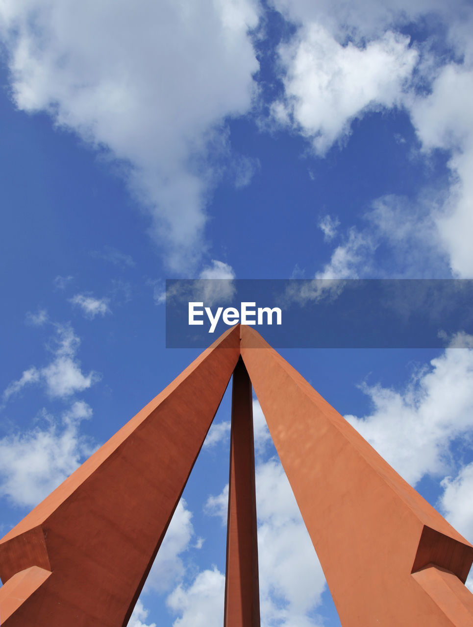 LOW ANGLE VIEW OF BUILT STRUCTURE AGAINST CLOUDY SKY