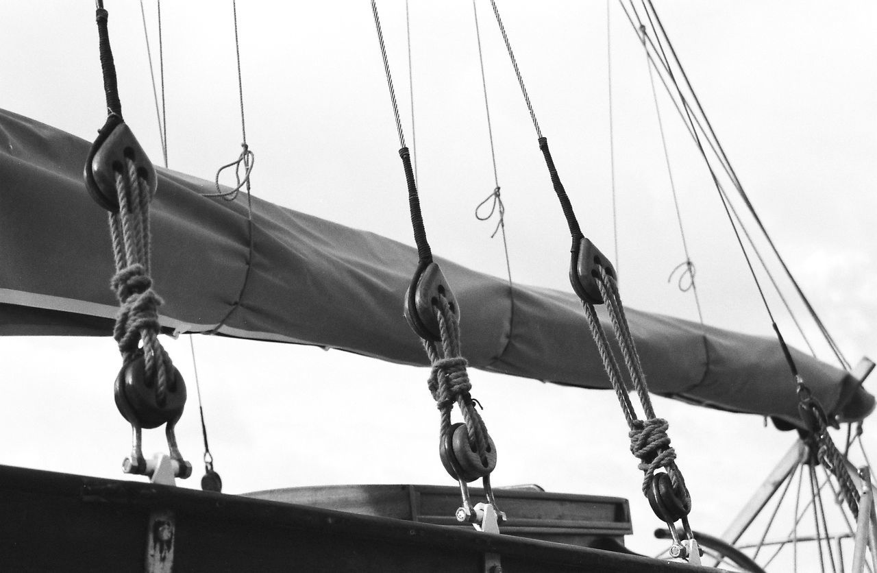 LOW ANGLE VIEW OF BOAT SAILING ON ROPE