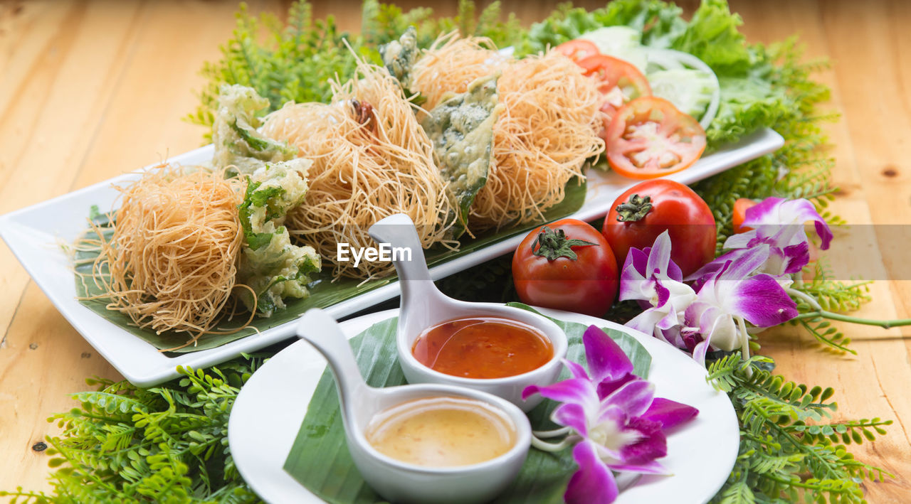 HIGH ANGLE VIEW OF FOOD IN BOWL ON TABLE