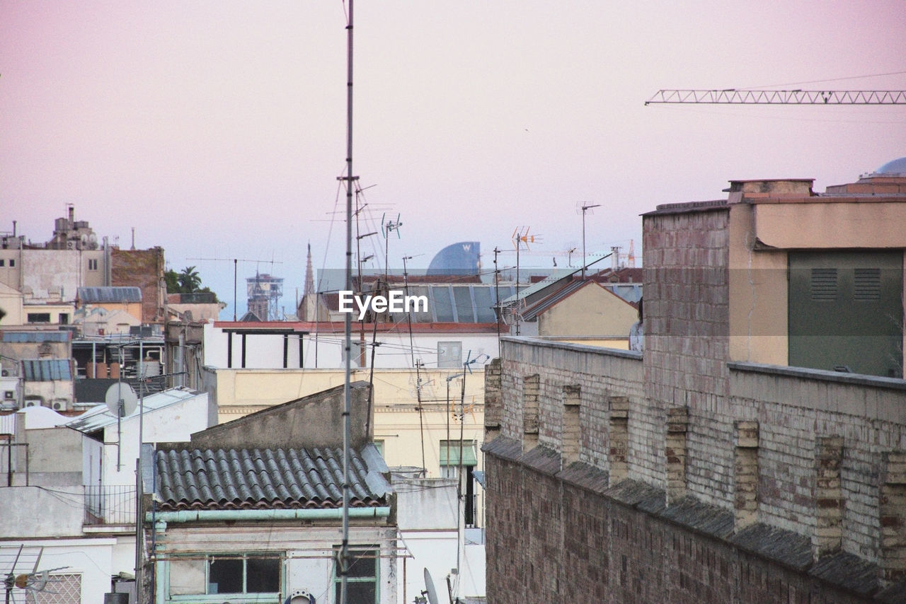 HIGH ANGLE VIEW OF BUILDINGS IN CITY AGAINST SKY