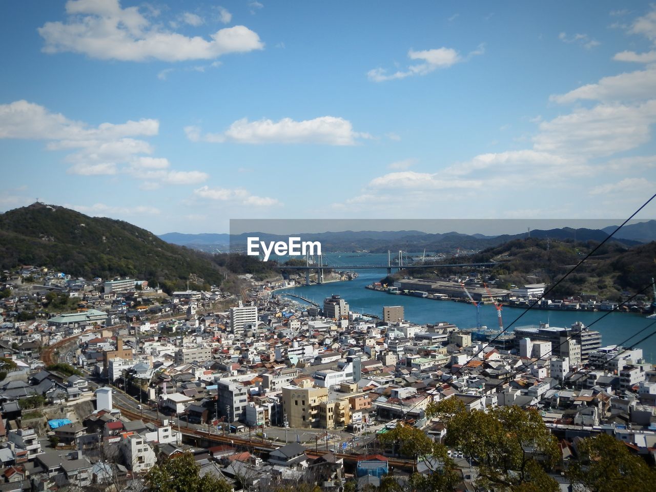 HIGH ANGLE VIEW OF TOWNSCAPE BY SEA