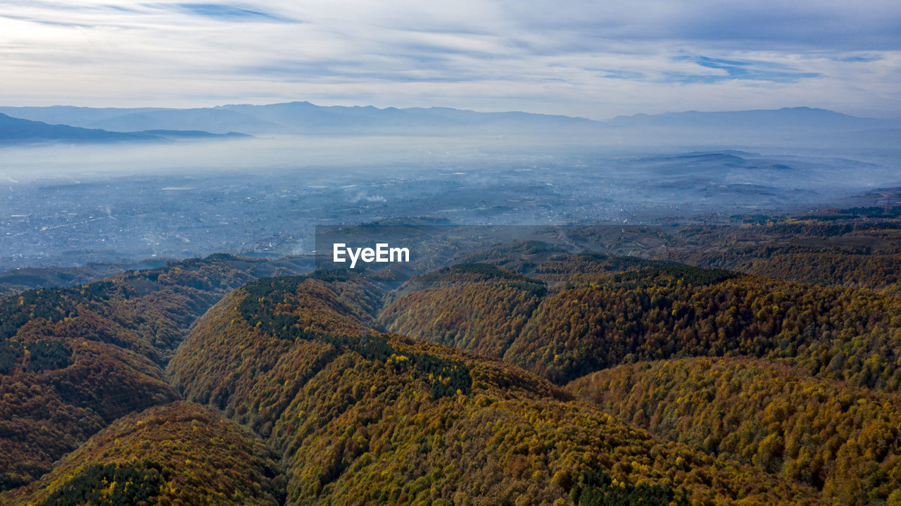 HIGH ANGLE VIEW OF LAND AND MOUNTAINS AGAINST SKY