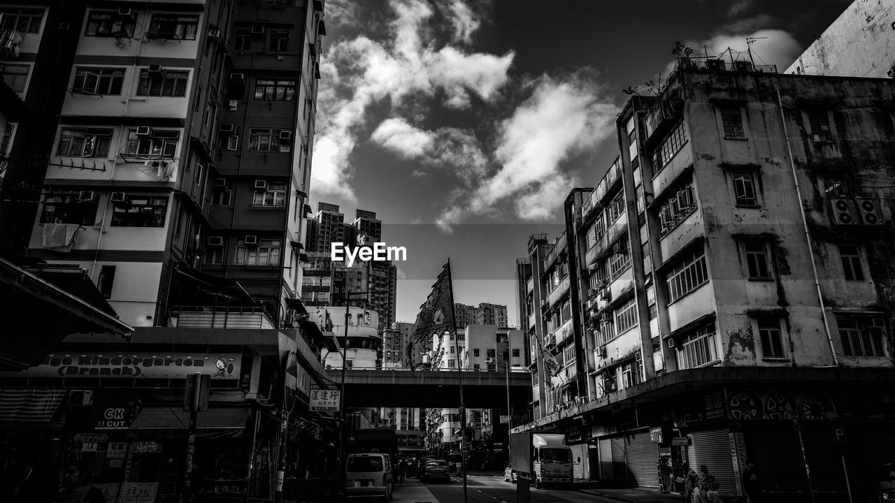 LOW ANGLE VIEW OF BUILDINGS AGAINST SKY