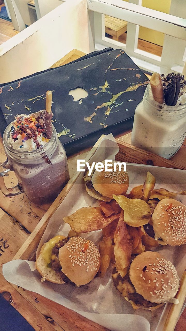 HIGH ANGLE VIEW OF FOOD IN PLATE