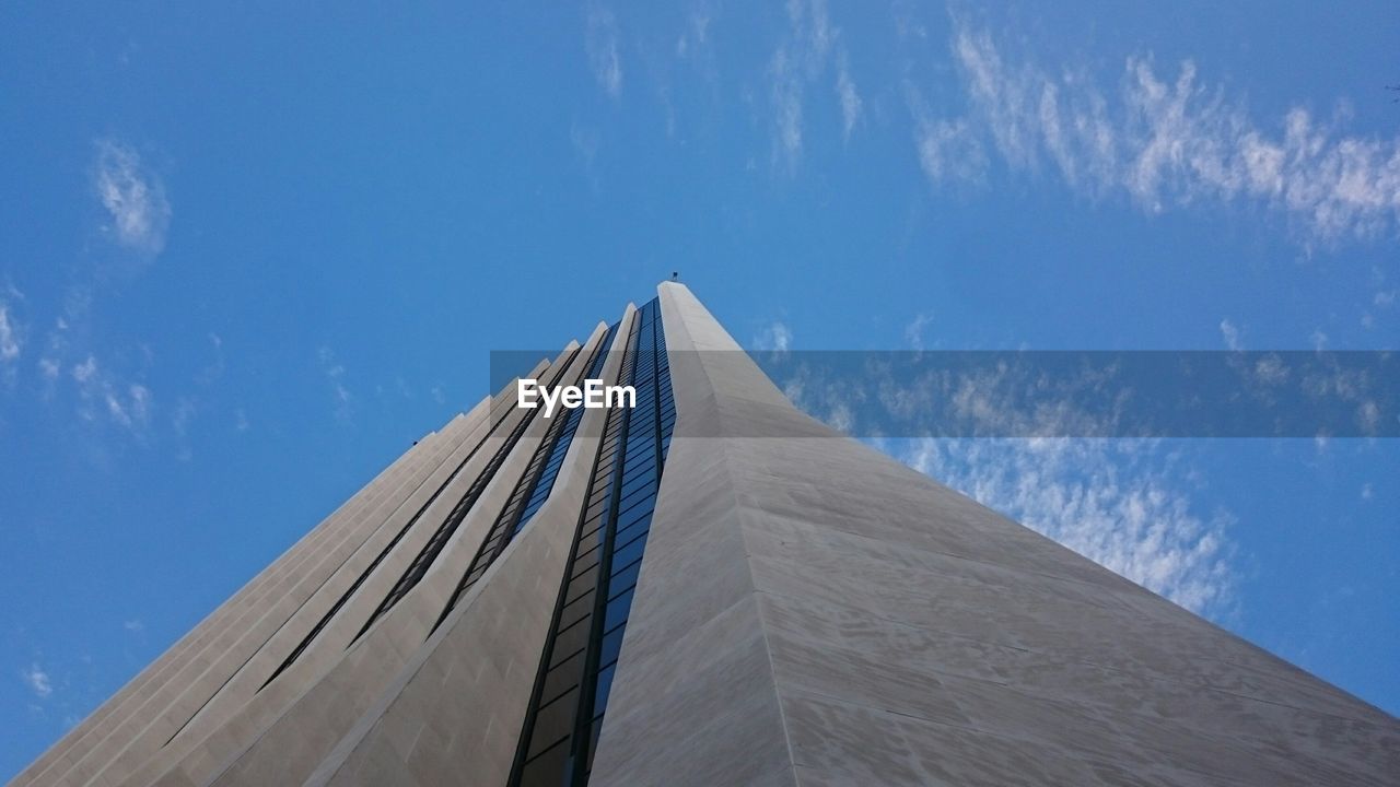 LOW ANGLE VIEW OF TALL BUILDING AGAINST BLUE SKY