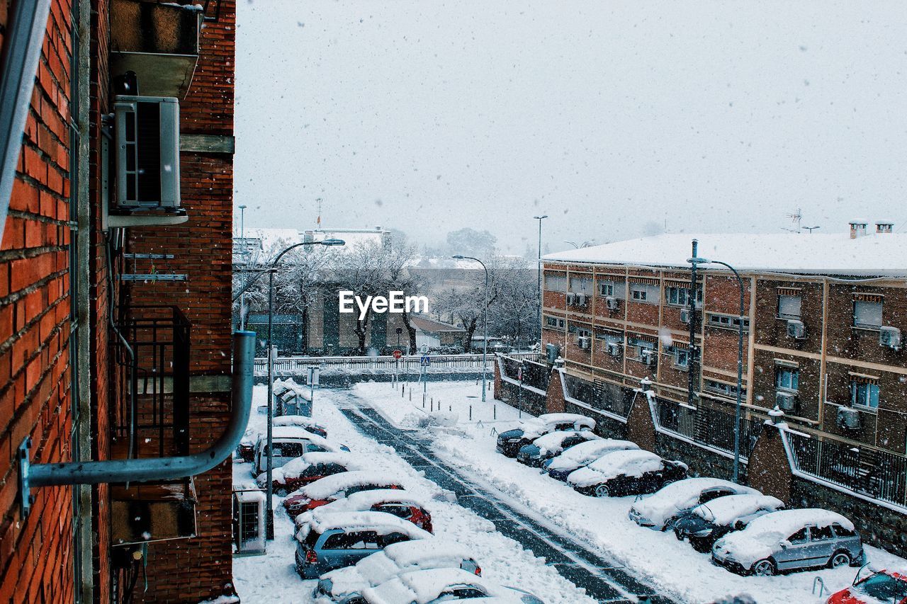 SNOW COVERED BUILDINGS IN CITY