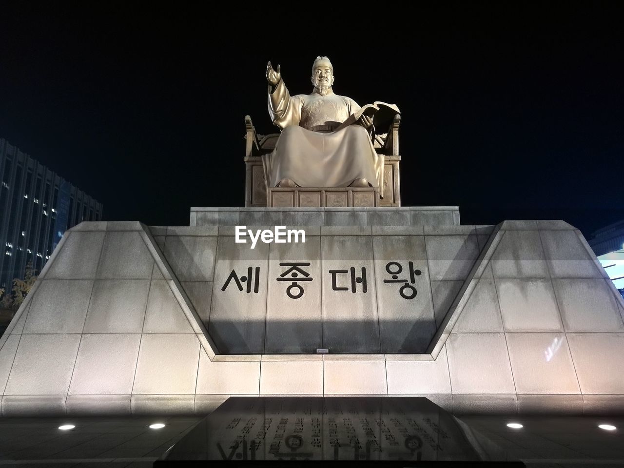 LOW ANGLE VIEW OF STATUE AGAINST CLEAR SKY