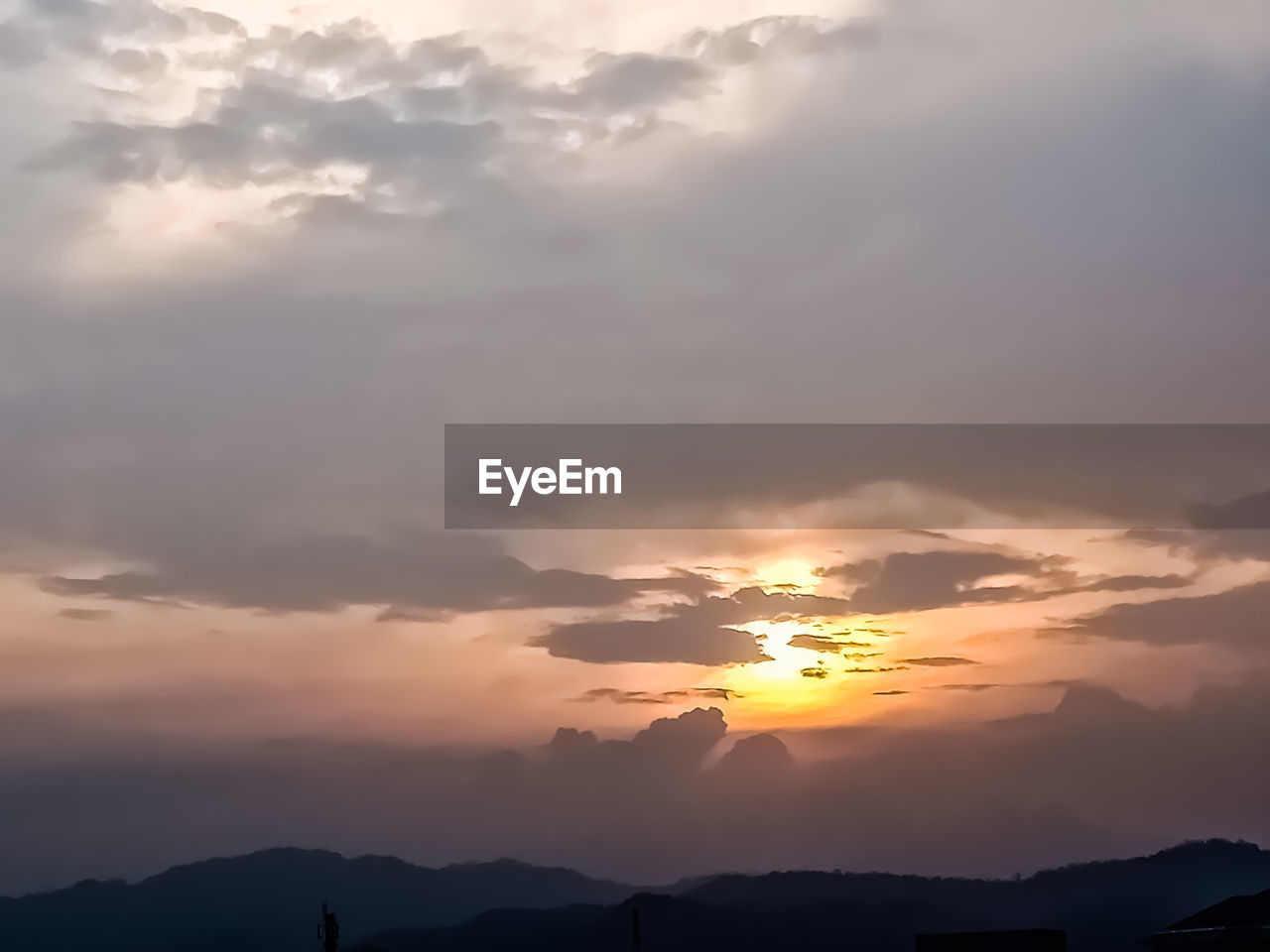 LOW ANGLE VIEW OF CLOUDY SKY DURING SUNSET