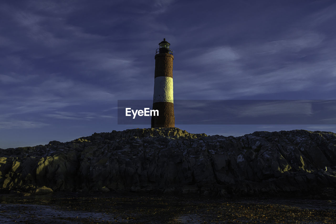 Les Éclaireurs is a lighthouse located on the ne islet of the les Éclaireurs  in the beagle channel,