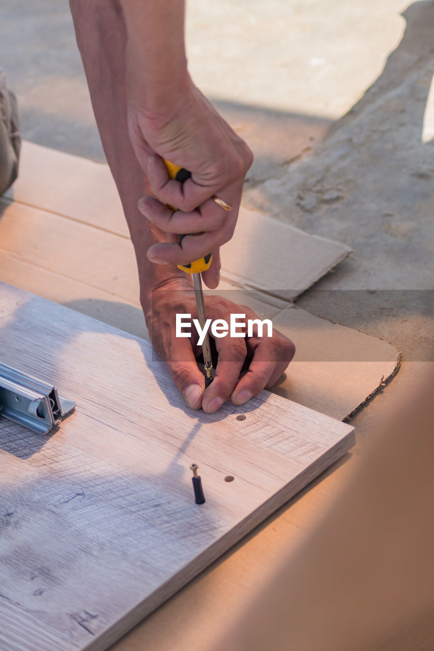 Furniture assembling - carpentry screws for a knock down wooden table.