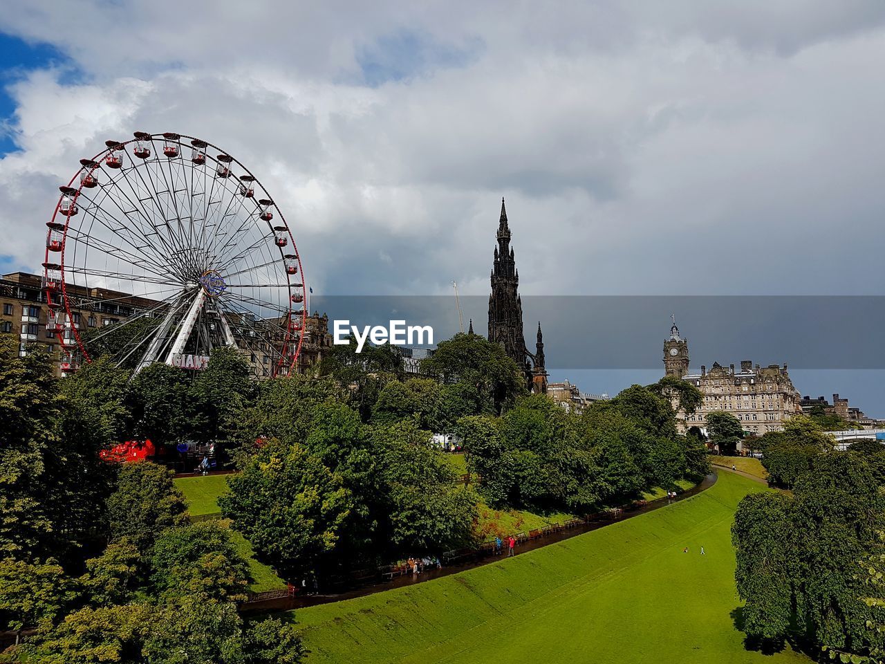 FERRIS WHEEL IN AMUSEMENT PARK