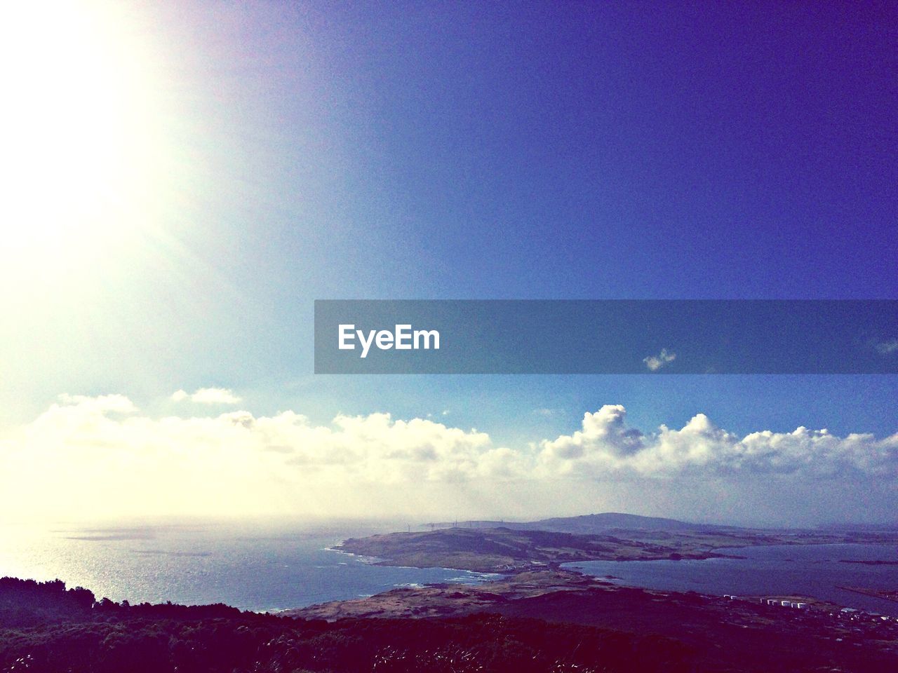 SCENIC VIEW OF SEA AND MOUNTAINS AGAINST SKY