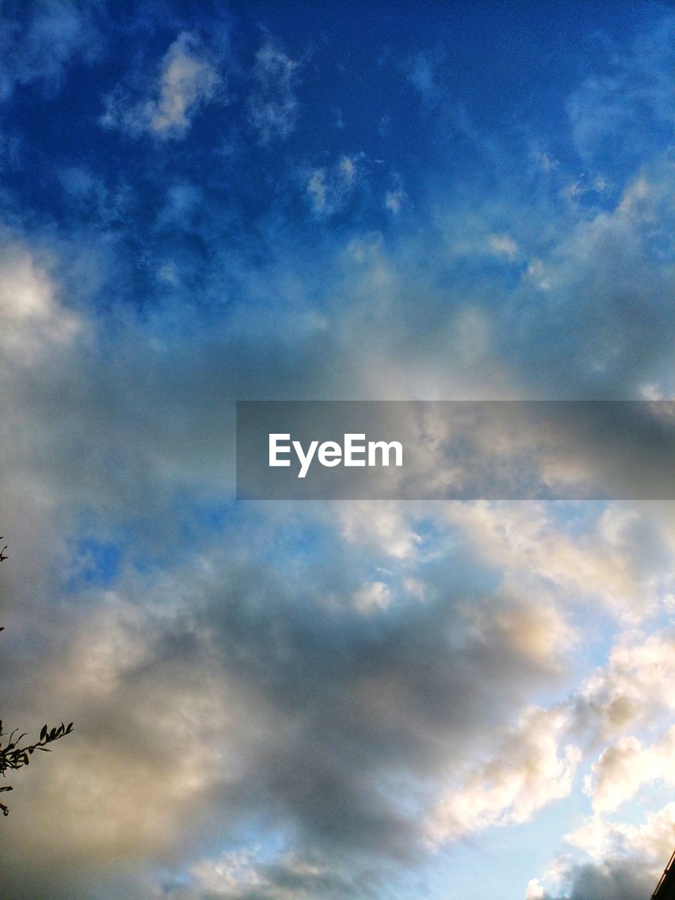 LOW ANGLE VIEW OF CLOUDSCAPE