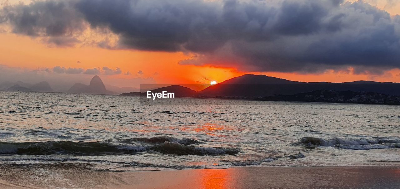 SCENIC VIEW OF SEA AGAINST ORANGE SKY