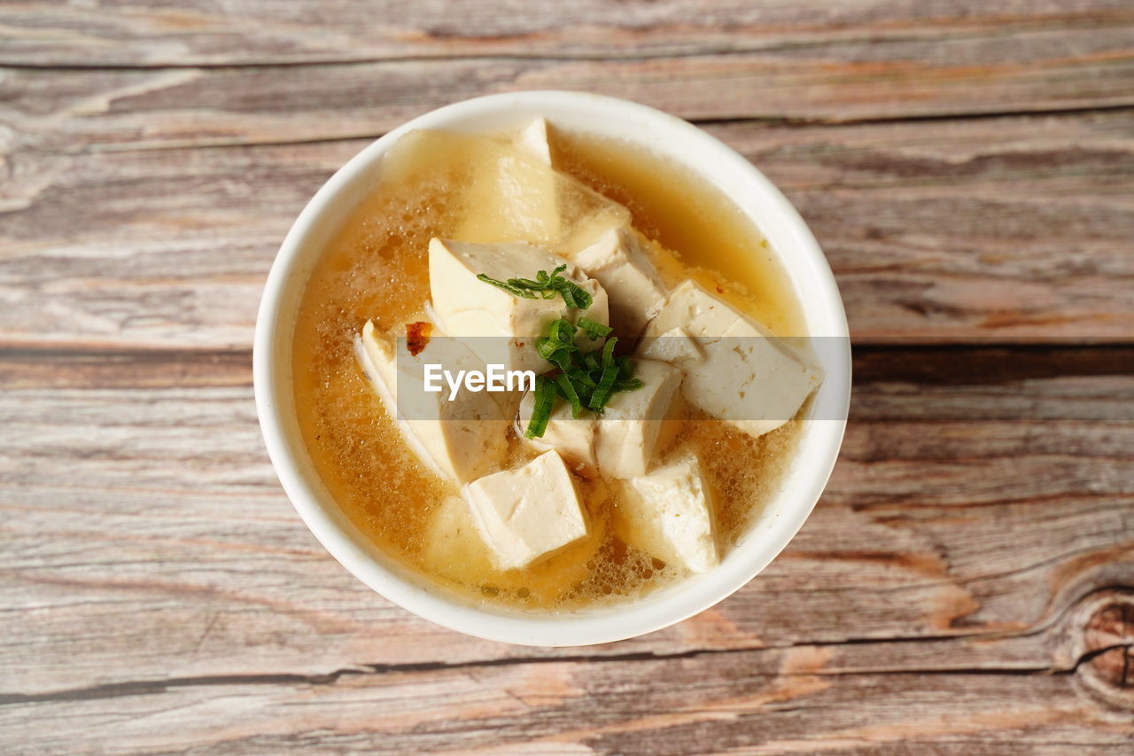 HIGH ANGLE VIEW OF SOUP IN BOWL