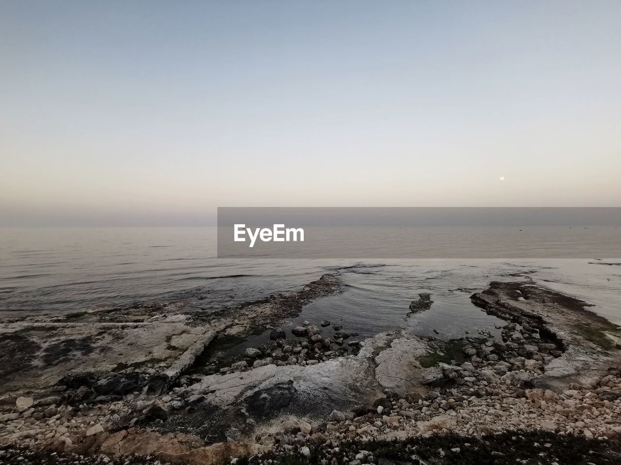 SCENIC VIEW OF SEA AGAINST SKY AT SUNSET