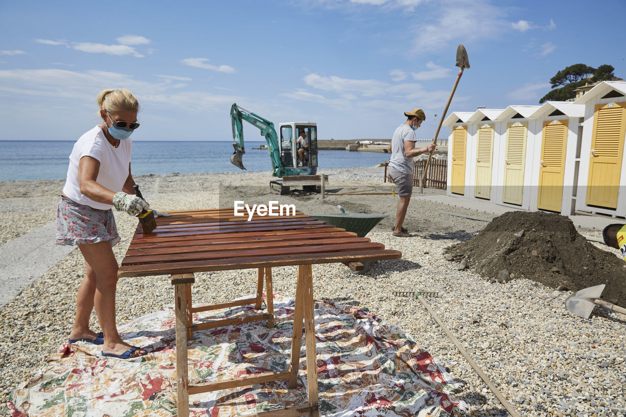 FULL LENGTH OF WOMAN ON BEACH