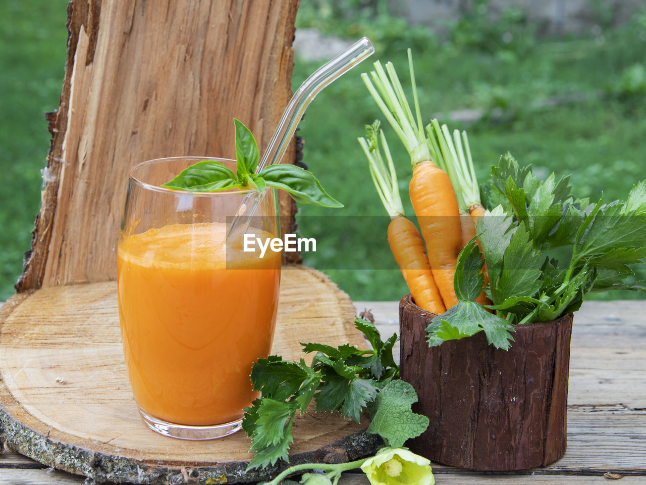 CLOSE-UP OF ORANGE JUICE IN GLASS ON TABLE