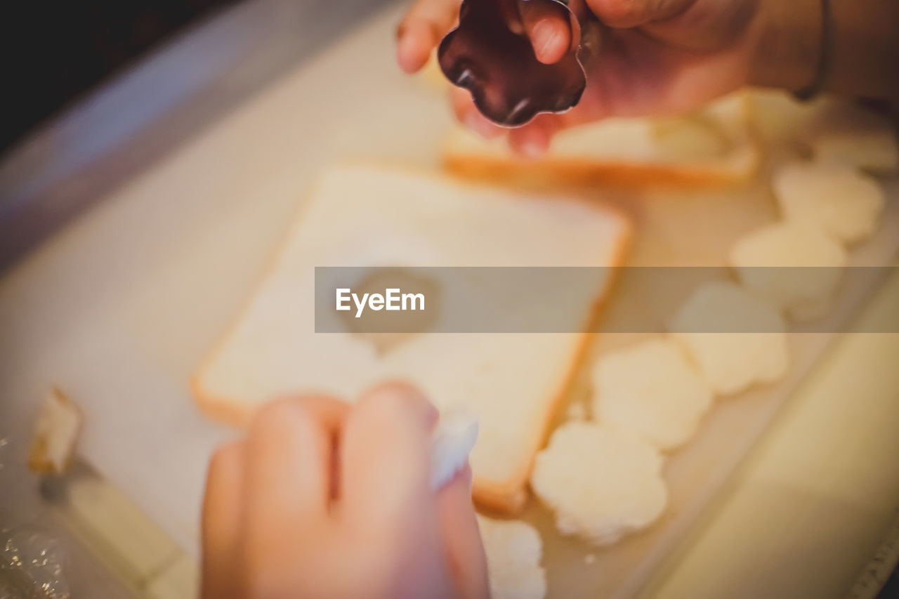 CROPPED IMAGE OF PERSON PREPARING FOOD