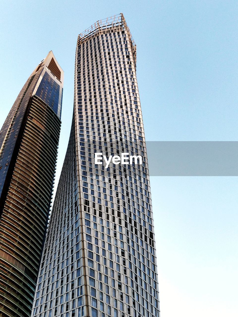 LOW ANGLE VIEW OF SKYSCRAPER AGAINST CLEAR SKY