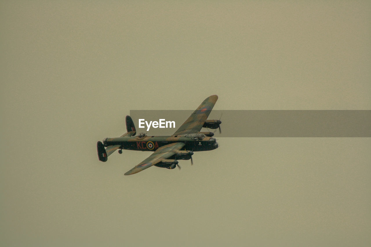 LOW ANGLE VIEW OF AIRPLANE FLYING AGAINST SKY