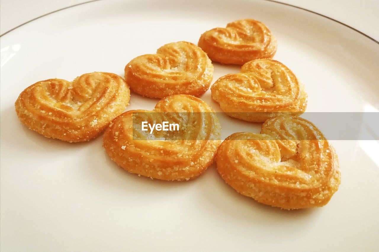 CLOSE-UP OF COOKIES IN PLATE