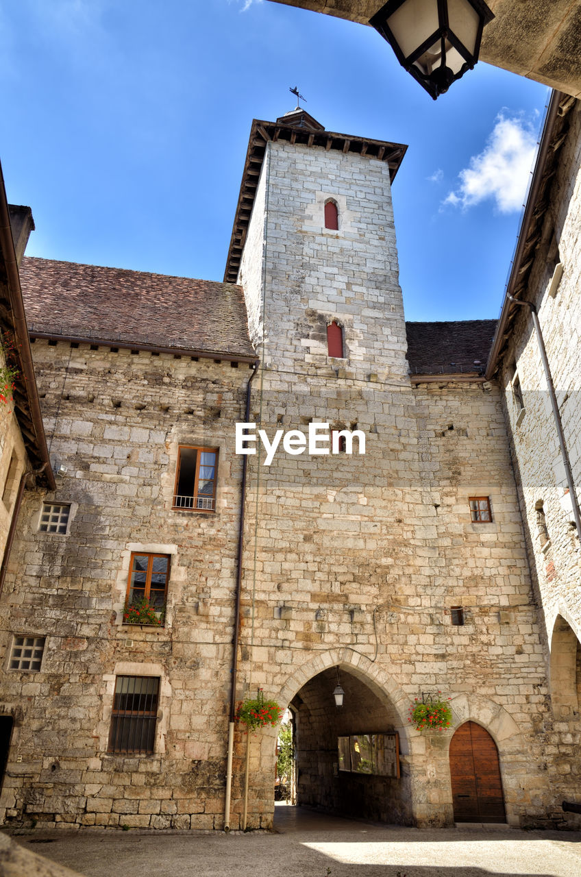 LOW ANGLE VIEW OF OLD BUILDINGS AGAINST SKY