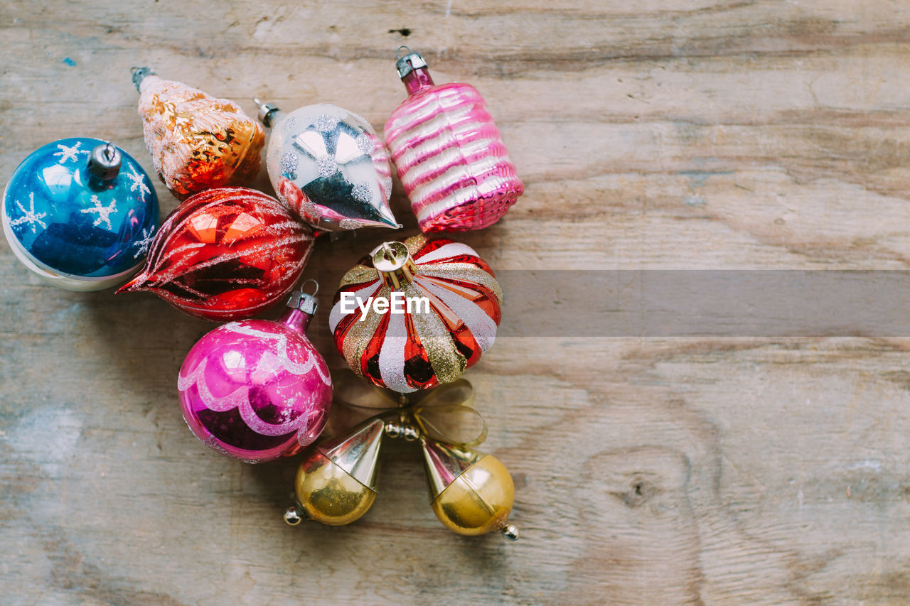 HIGH ANGLE VIEW OF MULTI COLORED CANDIES IN BOX