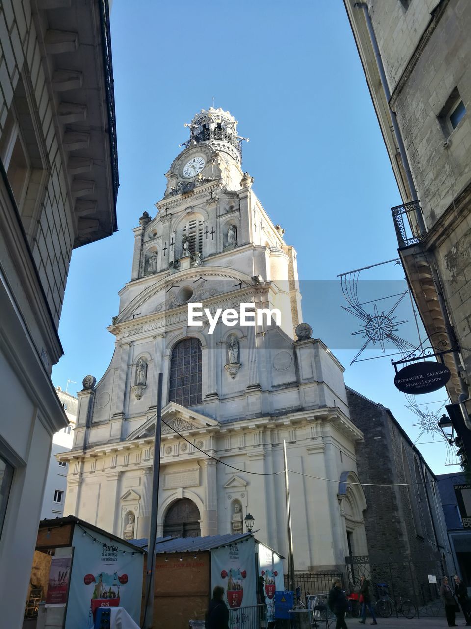 LOW ANGLE VIEW OF CLOCK TOWER AGAINST SKY