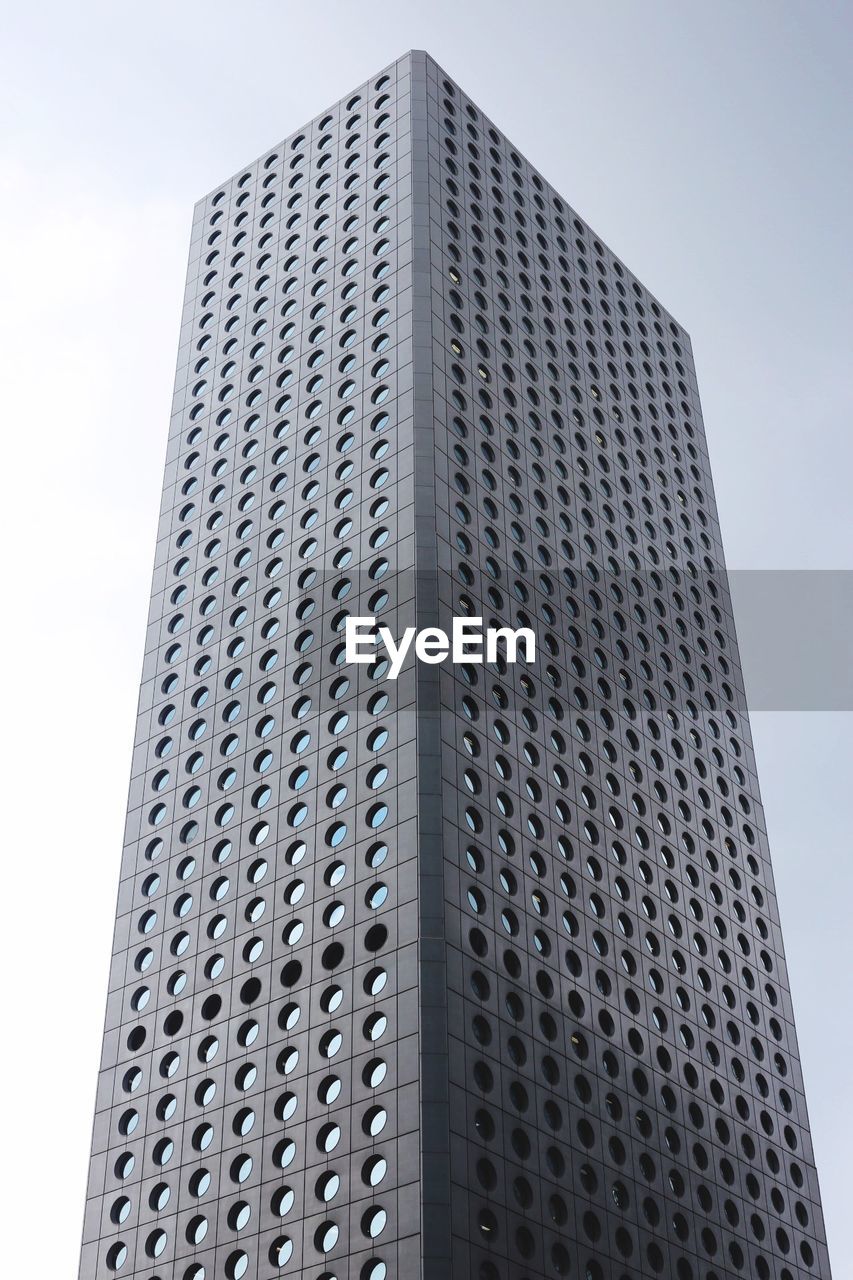 LOW ANGLE VIEW OF SKYSCRAPERS AGAINST SKY