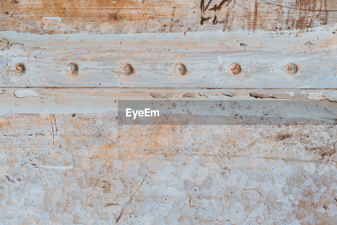 FULL FRAME SHOT OF WEATHERED WOOD