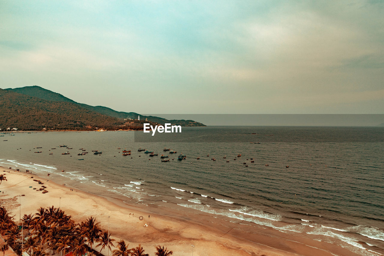 SCENIC VIEW OF SEA BY MOUNTAINS AGAINST SKY