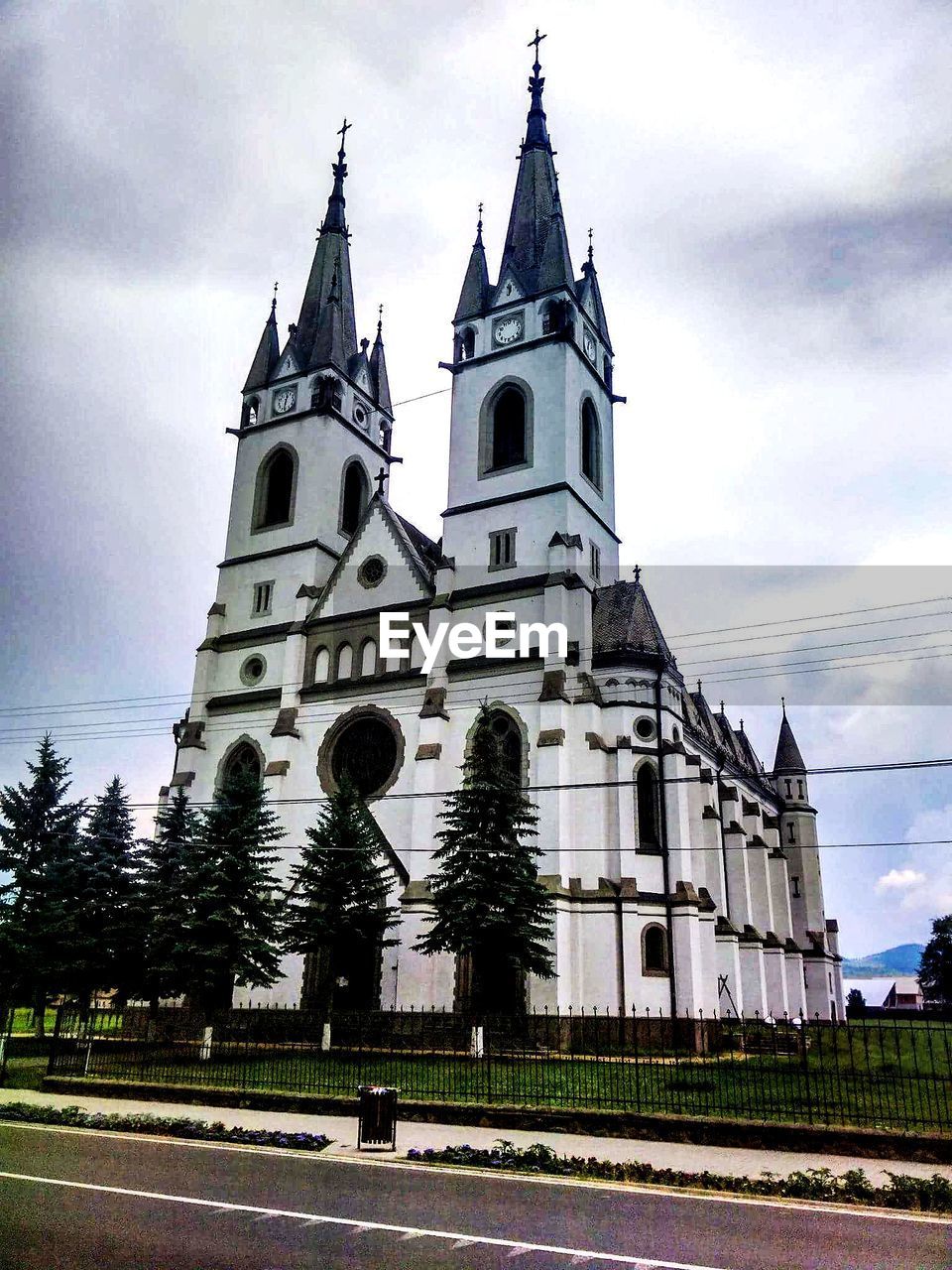 LOW ANGLE VIEW OF CATHEDRAL AGAINST SKY