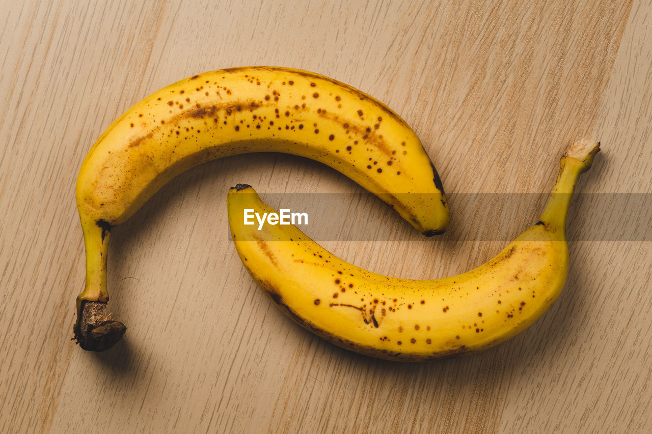 banana, cooking plantain, fruit, plant, food, healthy eating, food and drink, yellow, produce, wellbeing, freshness, indoors, banana peel, no people, wood, peel, high angle view, ripe, table, studio shot, still life, close-up