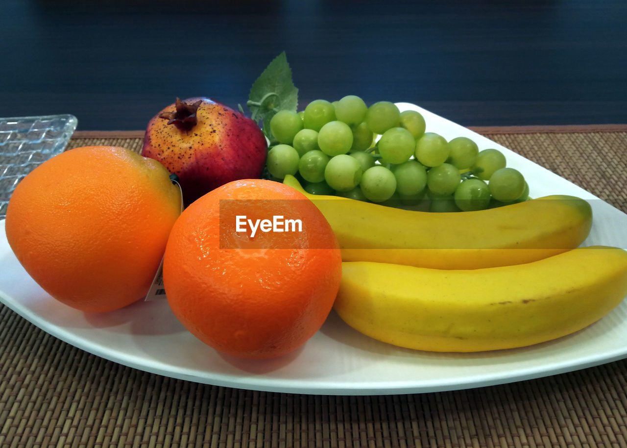 CLOSE-UP OF FRUITS IN BOWL