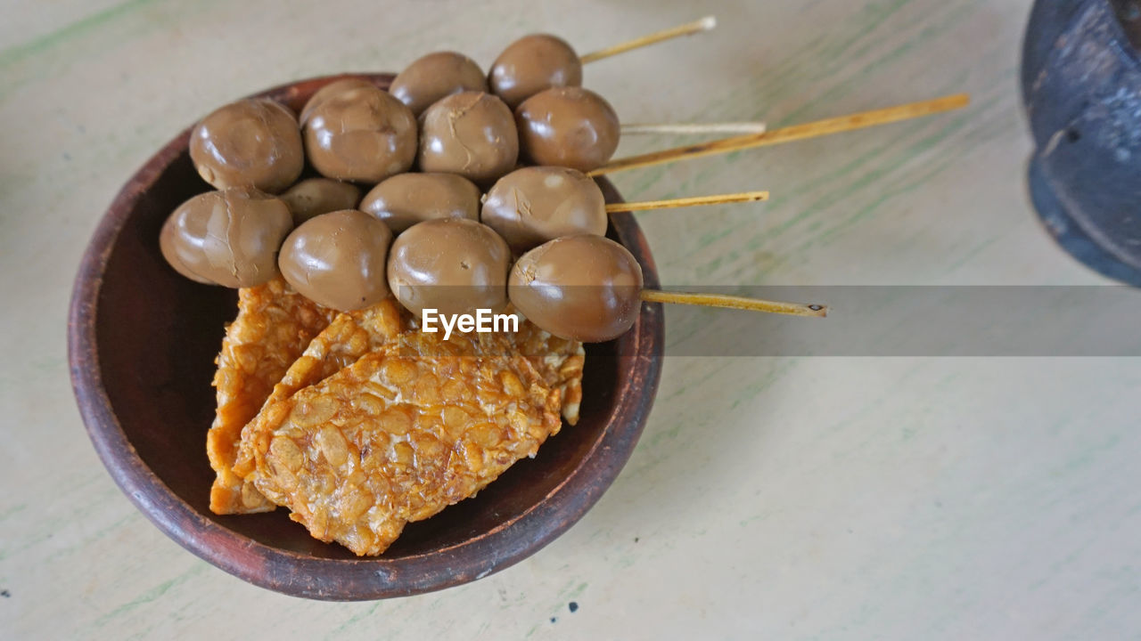 HIGH ANGLE VIEW OF BREAKFAST IN PLATE