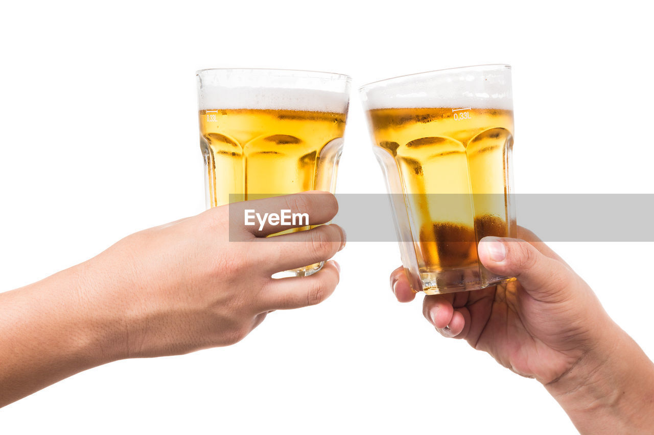 CLOSE-UP OF HAND HOLDING BEER GLASS