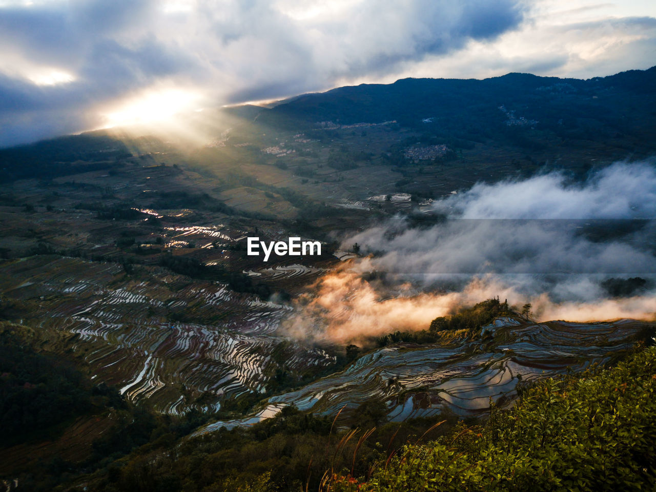 AERIAL VIEW OF LANDSCAPE AND MOUNTAINS AGAINST SKY