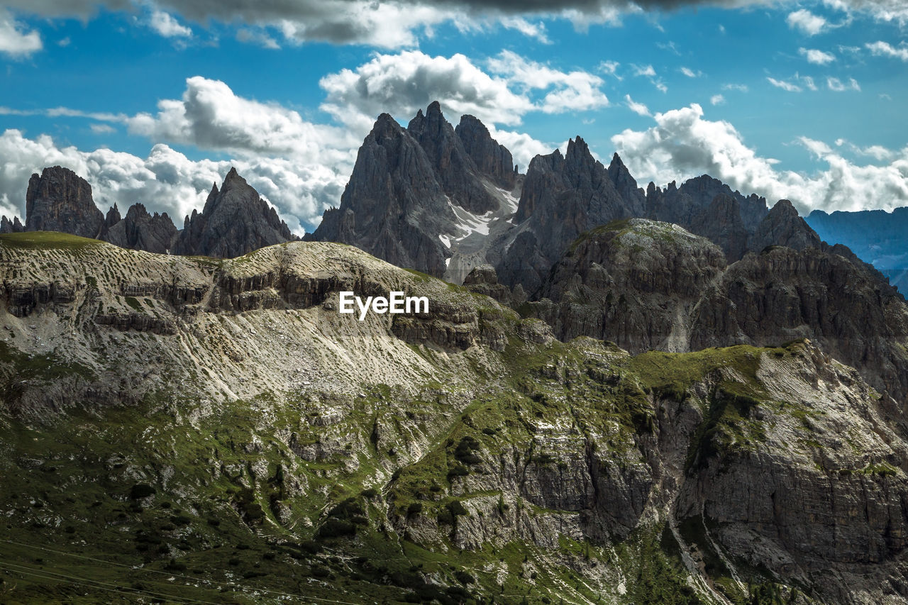 Cadini di misurina dolomite mountain path, trentino, italy